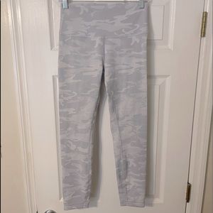 Lululemon Wunder Under 25” white camo size 8